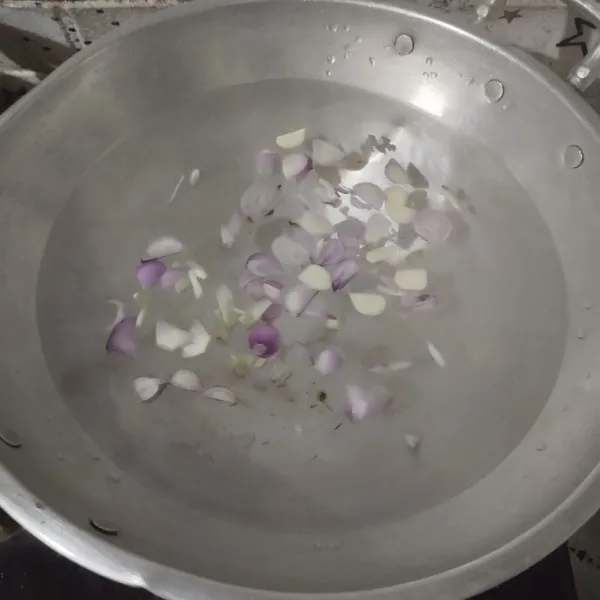 Rebus air hingga mendidih. Lalu masukkan bawang merah dan bawang putih.