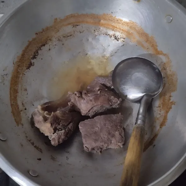 Rebus Daging hingga empuk. Lalu potong sesuai selera.