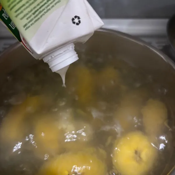 Tambahkan santan instan.