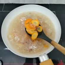 Lalu masukkan wortel,lada bubuk,kaldu bubuk,gula pasir,dan garam. Aduk rata.