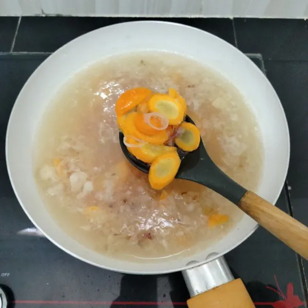 Lalu masukkan wortel,lada bubuk,kaldu bubuk,gula pasir,dan garam. Aduk rata.