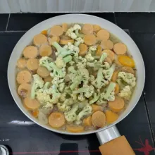 Masukkan sosis,kembang kol,dan telur puyuh. Aduk perlahan.