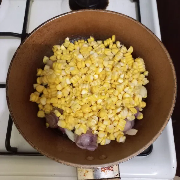 Masukkan pipilan jagung manis, beri air secukupnya.