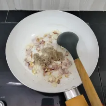 Lalu masukkan bumbu halus,tumis kembali hingga matang.