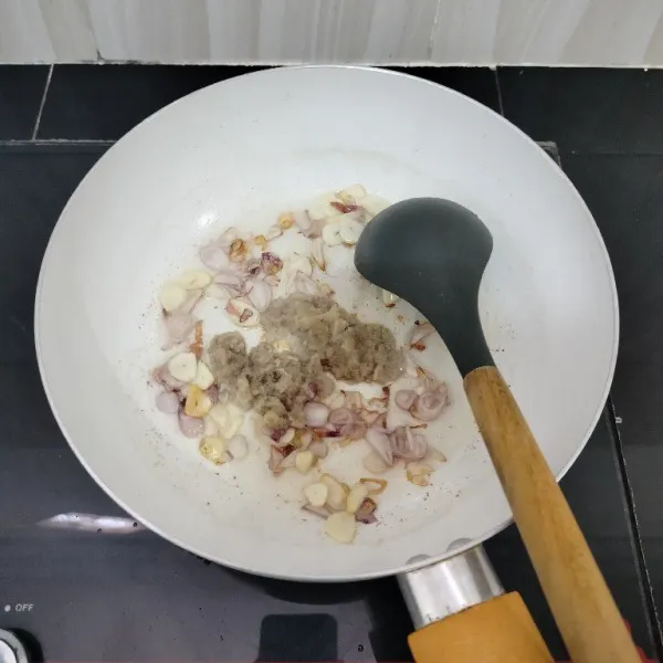 Lalu masukkan bumbu halus,tumis kembali hingga matang.