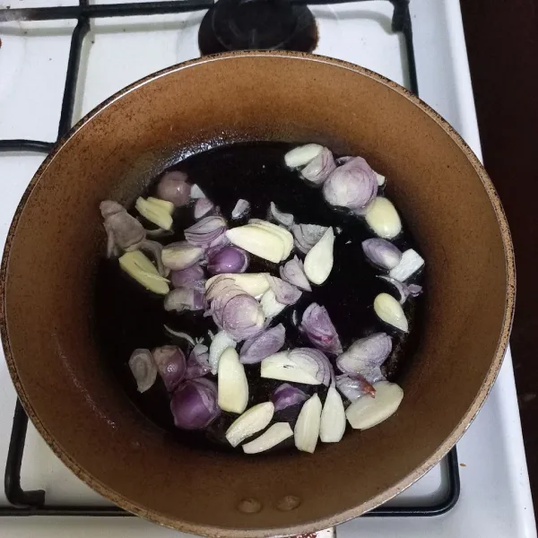 Tumis irisan bawang putih dan bawang merah hingga harum masukkan irisan cabe merah dan hijau keriting.