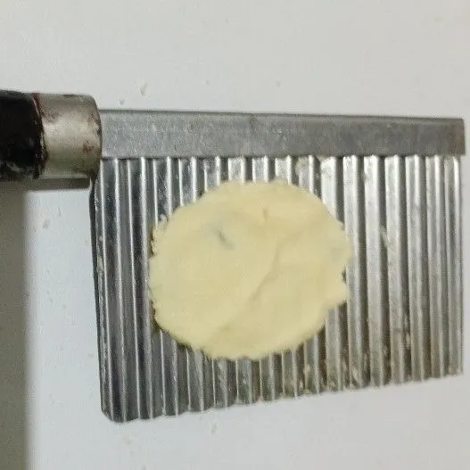 Cetak menggunakan pisau agar-agar.