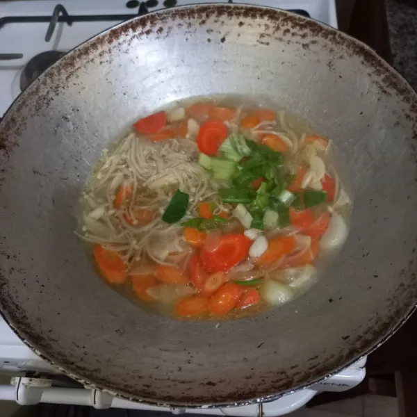 Masukkan irisan bawang daun.