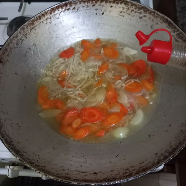 Tambahkan air, garam, kaldu jamur, merica bubuk dan kecap ikan.