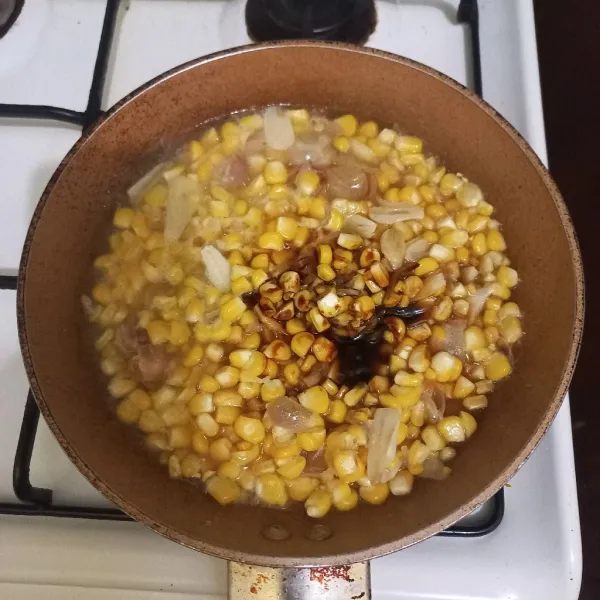 Tambahkan garam, kaldu jamur, kecap manis dan saus tiram.