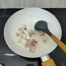 Panaskan minyak sayur. Tumis bawang merah dan bawang putih hingga harum.