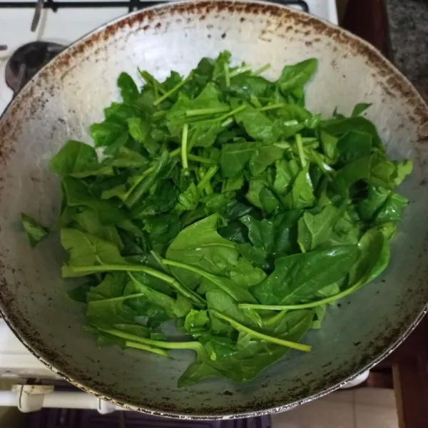 Masukkan irisan horenzo, masak hingga matang.