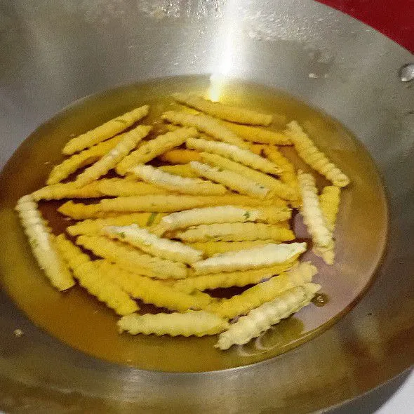 Kemudian, masukkan ke dalam minyak dingin.