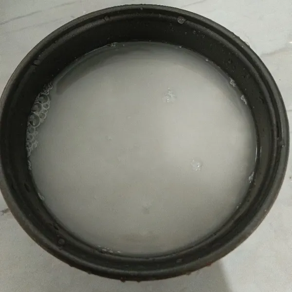 Tambahkan air secukupnya, lalu masak ke dalam magic com hingga matang.
