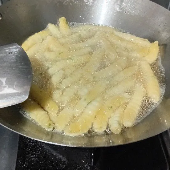 Goreng dengan api kecil hingga matang. Kemudian, angkat dan dinginkan. Setelah dingin, segera masukkan ke dalam toples.