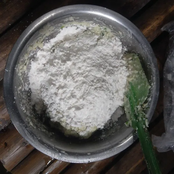 Masukkan tepung tapioka dan aduk kembali hingga rata.