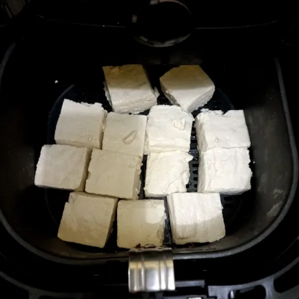 Bilas tahu putih kemudian masukkan ke dalam air fryer selama 30 menit.