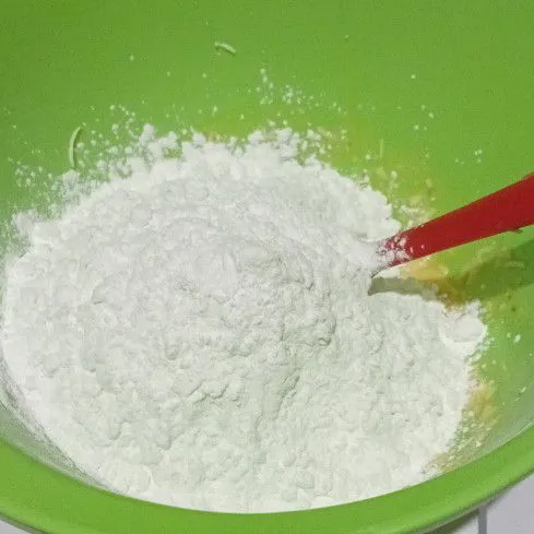 Masukkan tepung tapioka, uleni hingga rata.
