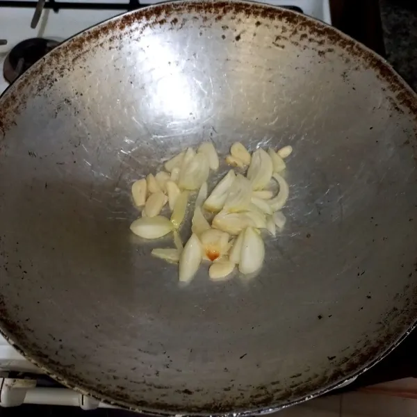Tumis irisan bawang bombay dan bawang putih hingga harum.