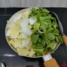 Kemudian masukkan sawi hijau dan sawi putih. Aduk dan masak hingga mendidih.