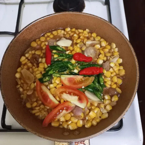 Tambahkan irisan cabe hijau keriting, tomat dan cabe rawit.