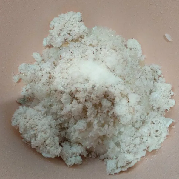 Setelah matang, letakkan dalam wadah, tambahkan kelapa parut dan garam.