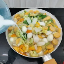 Lalu masukkan larutan maizena. Aduk rata.