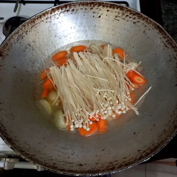 Masukkan jamur enoki.