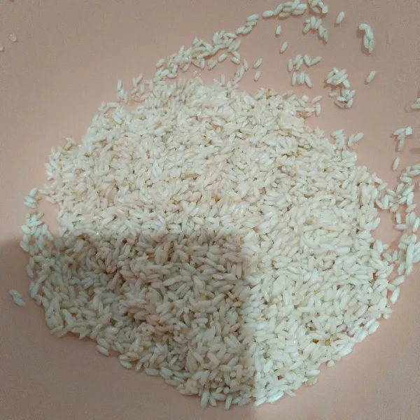 Cuci bersih beras ketan, lalu tiriskan.