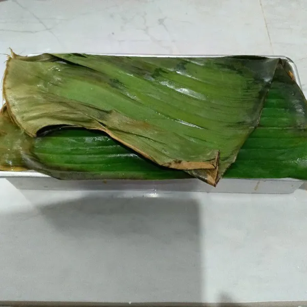 Tutup permukaan adonan dengan daun pisang, biarkan selama 2 jam atau hingga adonan set.