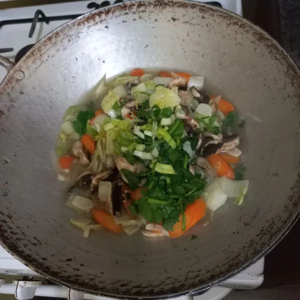 Beri irisan bawang daun dan seledri, masak hingga matang.
