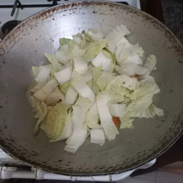 Masukkan irisan sawi putih aduk rata.