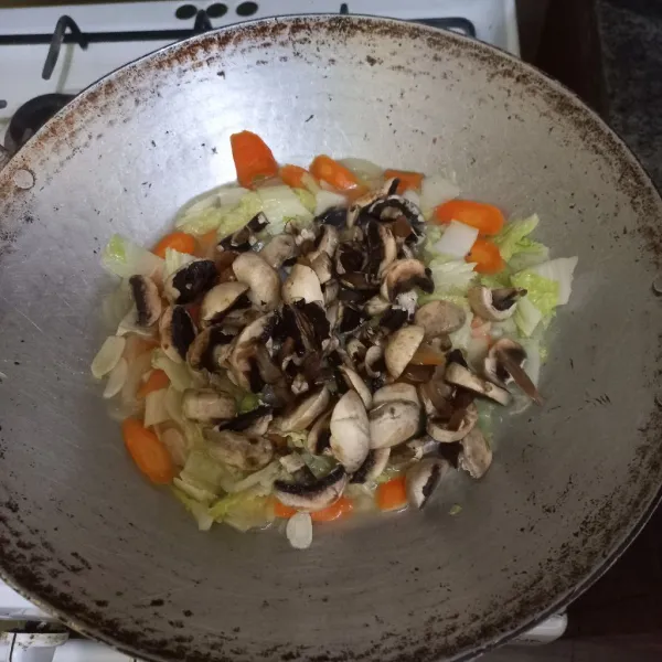 Tambahkan irisan jamur champignon.