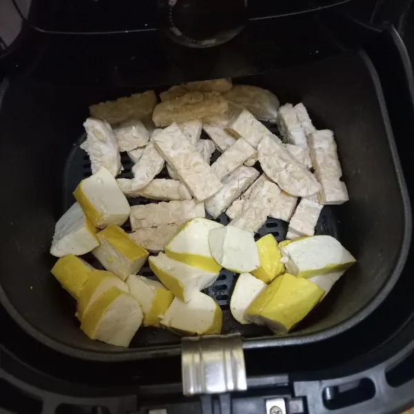 Iris-iris tempe dan tahu lalu masukkan ke dalam air fryer selama 25 menit.
