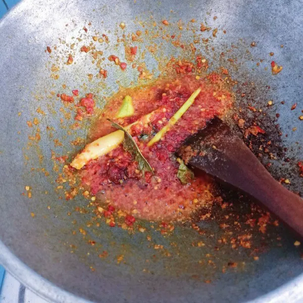 Setelah bumbu matang tambahkan garam, gula, penyedap rasa dan merica.