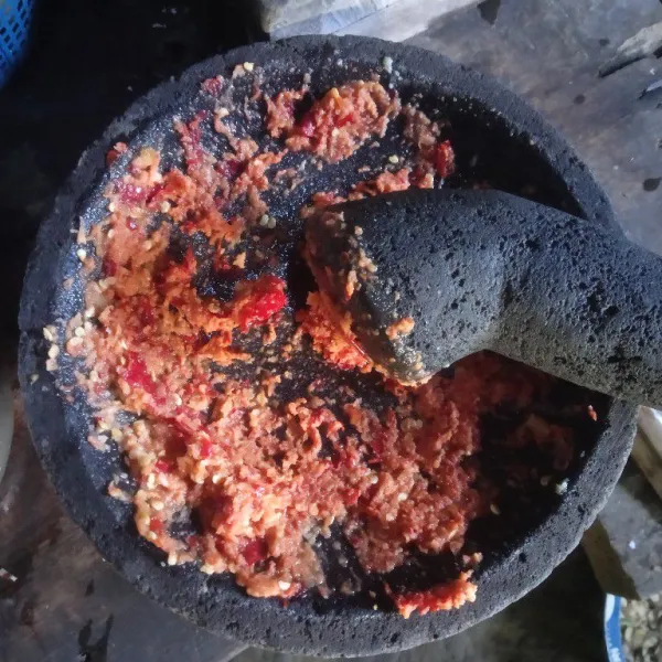 Ulek bawang putih, cabai merah keriting, kemiri, garam, dan penyedap rasa hingga halus.