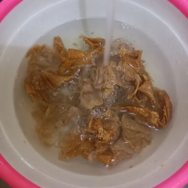 Rendam kerak tahu kering hingga lunak, tiriskan.