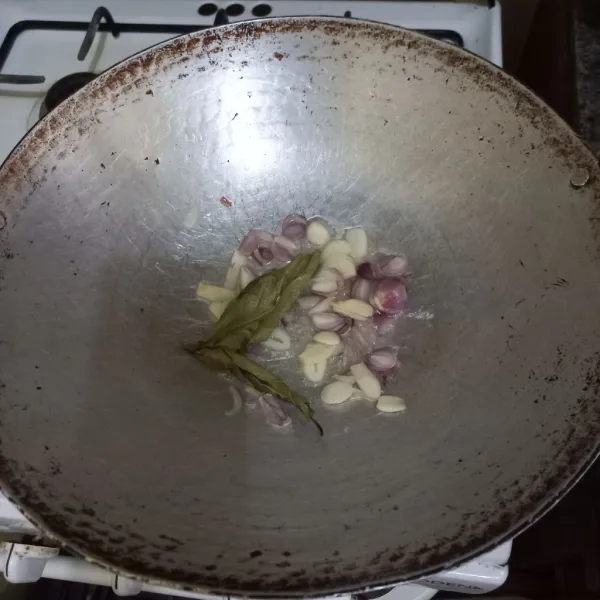 Tumis irisan bawang merah dan bawang putih hingga harum.