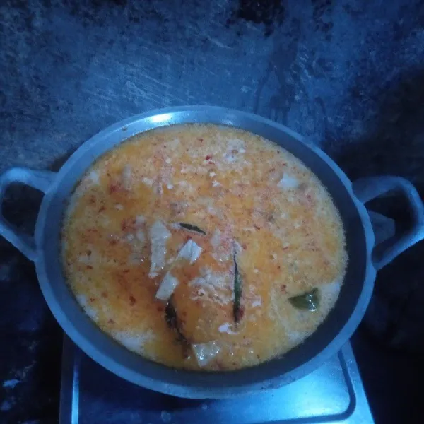 Setelah layu, masukkan santan dan gula pasir. Lalu, aduk hingga rata dan tunggu hingga jangan Lombok Kentang matang.