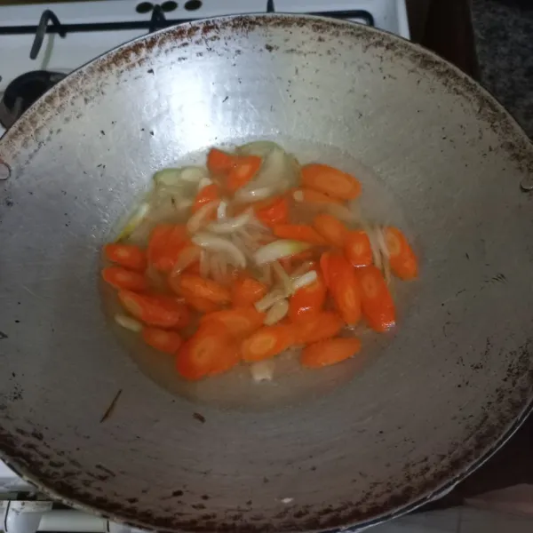 Tambahkan air, garam, kaldu jamur, merica bubuk, kecap ikan dan gula pasir.