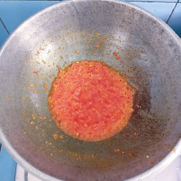 Tumis bumbu halus hingga harum.