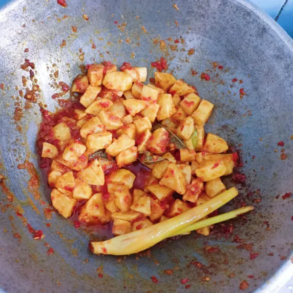 Masukan kentang yang telah digoreng tambahkan sedikit air.