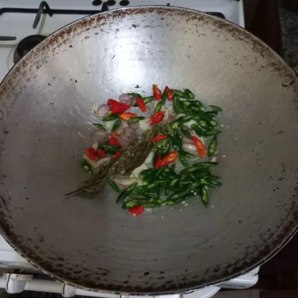 Masukkan irisan cabe rawit dan cabe hijau keriting aduk rata.