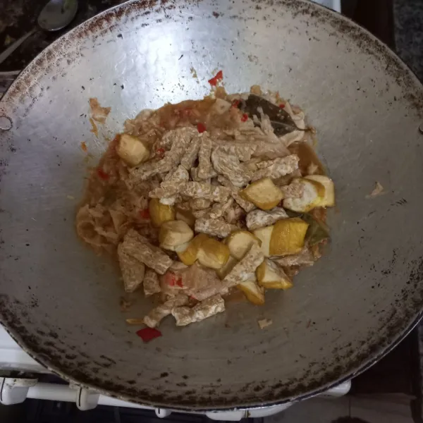Masukkan tahu dan tempe, aduk rata.