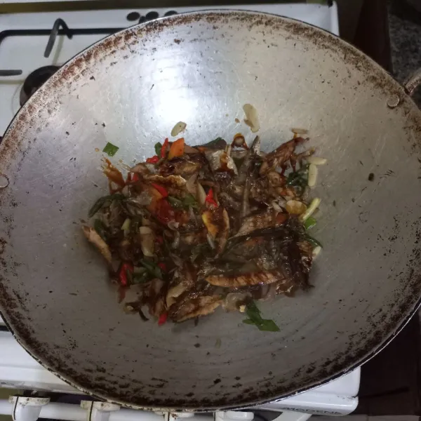 Beri kecap manis secukupnya, masak hingga bumbu menyerap.