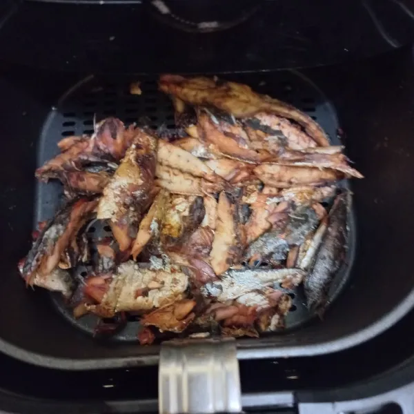 Masukkan ikan pindang deles ke dalam air fryer selama 25 menit.