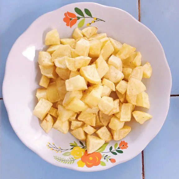 Kentang yang telah digoreng hingga matang.