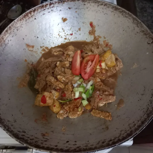 Tambahkan irisan bawang daun dan tomat, masak hingga matang.