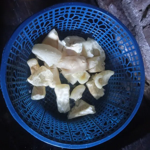 Cuci sebentar kerupuk krecek pada air yang mengalir.