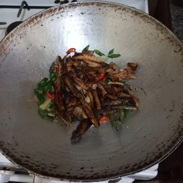 Masukkan ikan pindang deles.